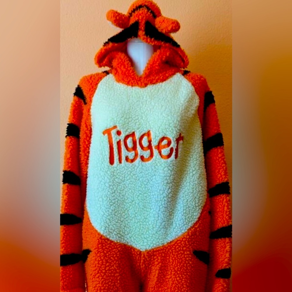 Vintage Disney Store Adult Large Tigger Costume with sound, fits 6ft adult
